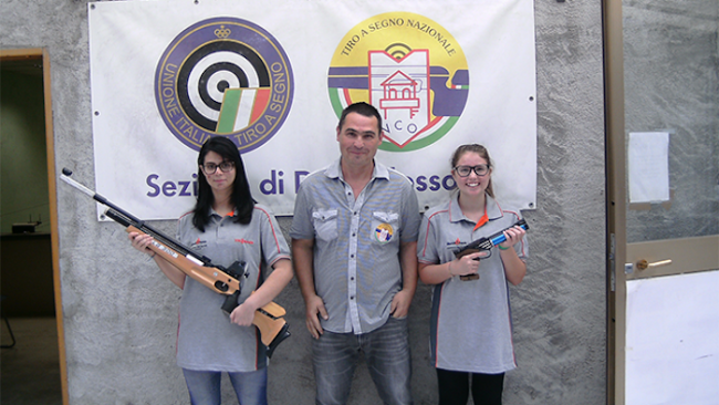 Greta MInniti con carabina al centro lallenatore Fausto Agnesa e con la pistola Elena Filippini