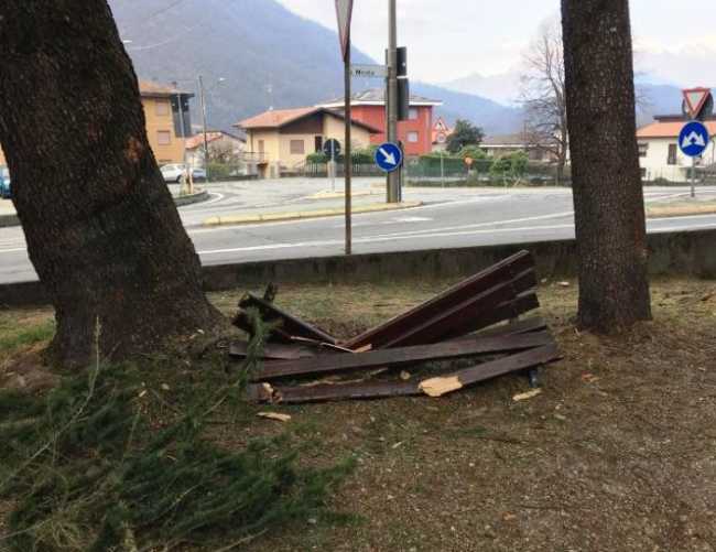 cimitero trobaso panchina rotta