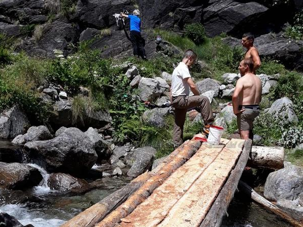 ponte legno torrente persone