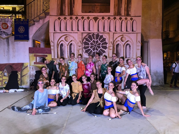 Le atlete del Twirling Santa Cristina incantano a Orta con il Notre Dame de Paris