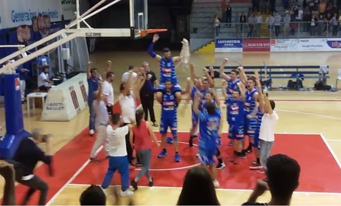 L'euforia di coach Fabbri dopo la promozione in Serie B della Vinavil Cipir