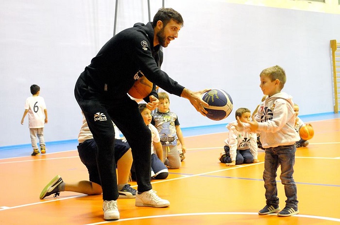 La Paffoni, in attesa di affrontare Alba, gioca con il minibasket
