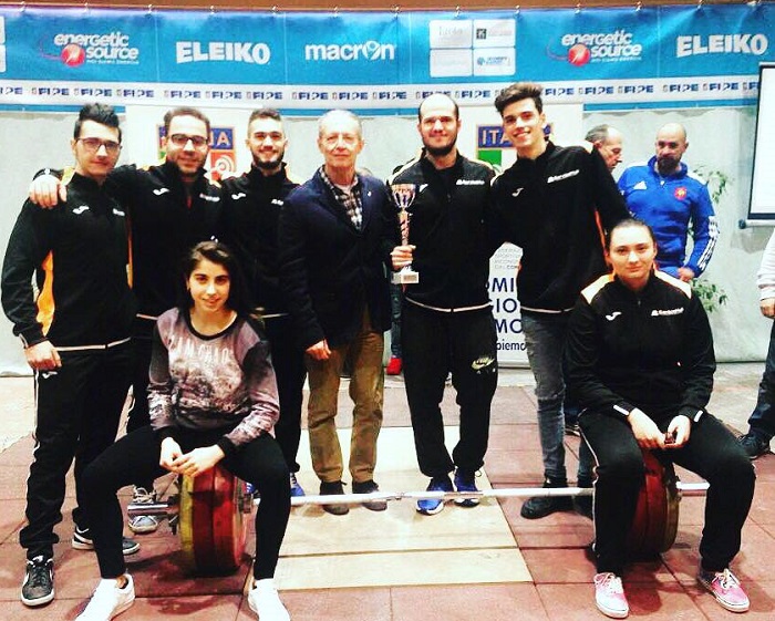 Sollevamento pesi: un'atleta del team Quisquash 2000 ai Campionati Italiani